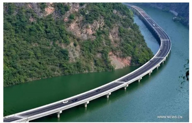 Chinezii au construit un pod chiar pe mijlocul râului. Care este motivul