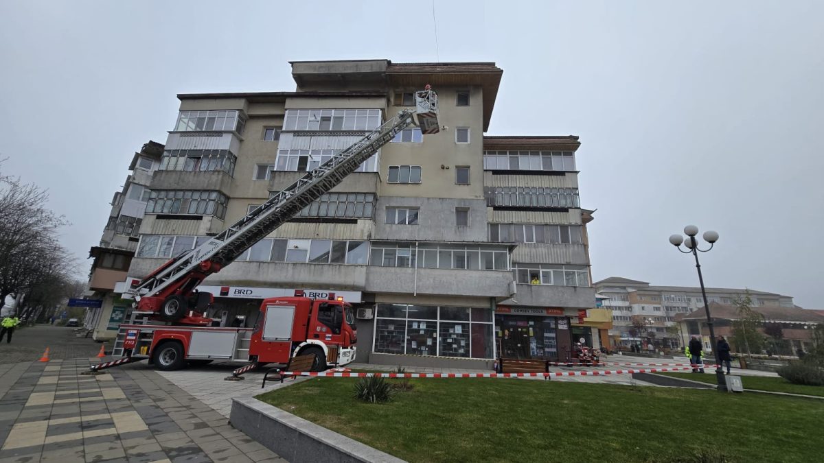 Intervenție de urgență în Pașcani: Pompierii înlătură țigle periculoase de pe acoperișul unei clădiri
