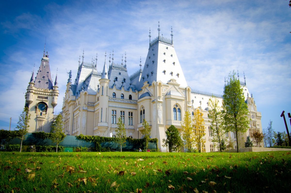 Ultima șansă: Vizitați trei expoziții fascinante la Palatul Culturii din Iași în acest weekend