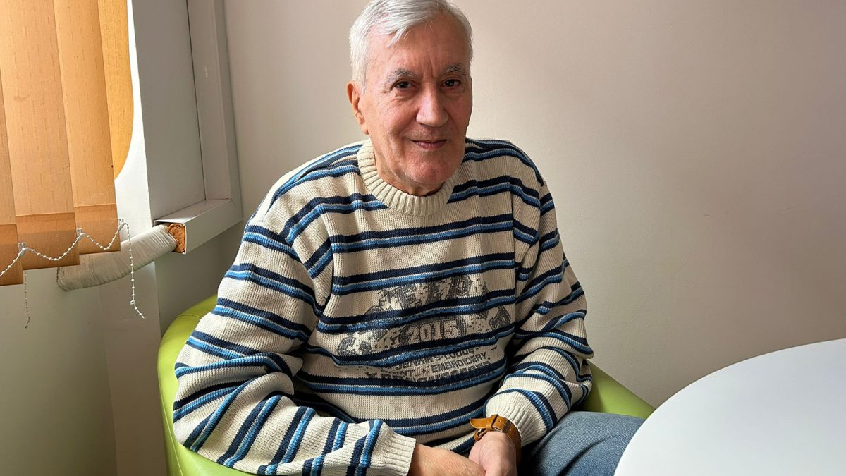 După o viață marcată de greutăți, Gheorghe Lăcătuș, un fost inginer agronom, și-a găsit liniștea într-un cămin din Iași: „Terapeuții mi-au spus că am ochii unei căprioare rănite”