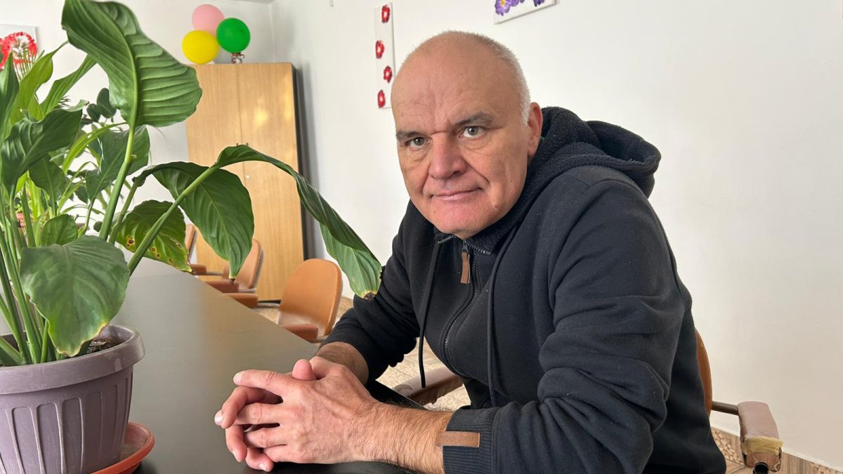 După ce i s-a făcut milă de nepoata lui și i-a lăsat un apartament în inima Iașului, s-a trezit pe străzi: „M-am simțit umilit și distrus”. Femeia a pus stăpânire pe tot