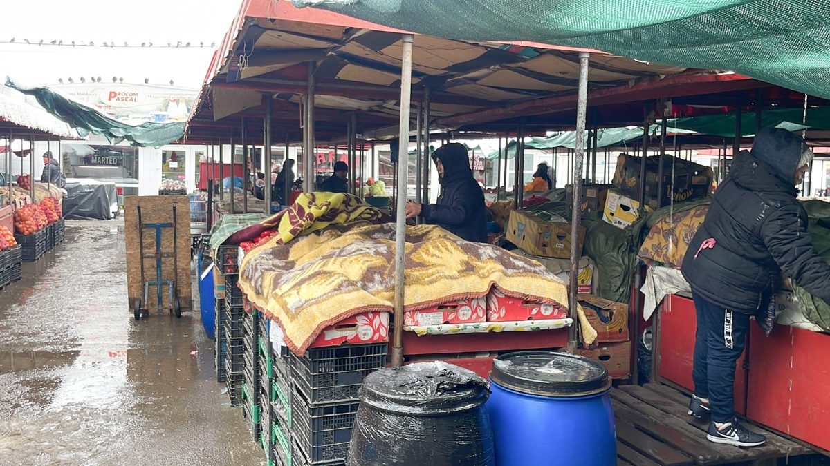 Dezastru, în piețele din Iași! Comercianții sunt nevoiți să își vândă marfa în condiții insalubre