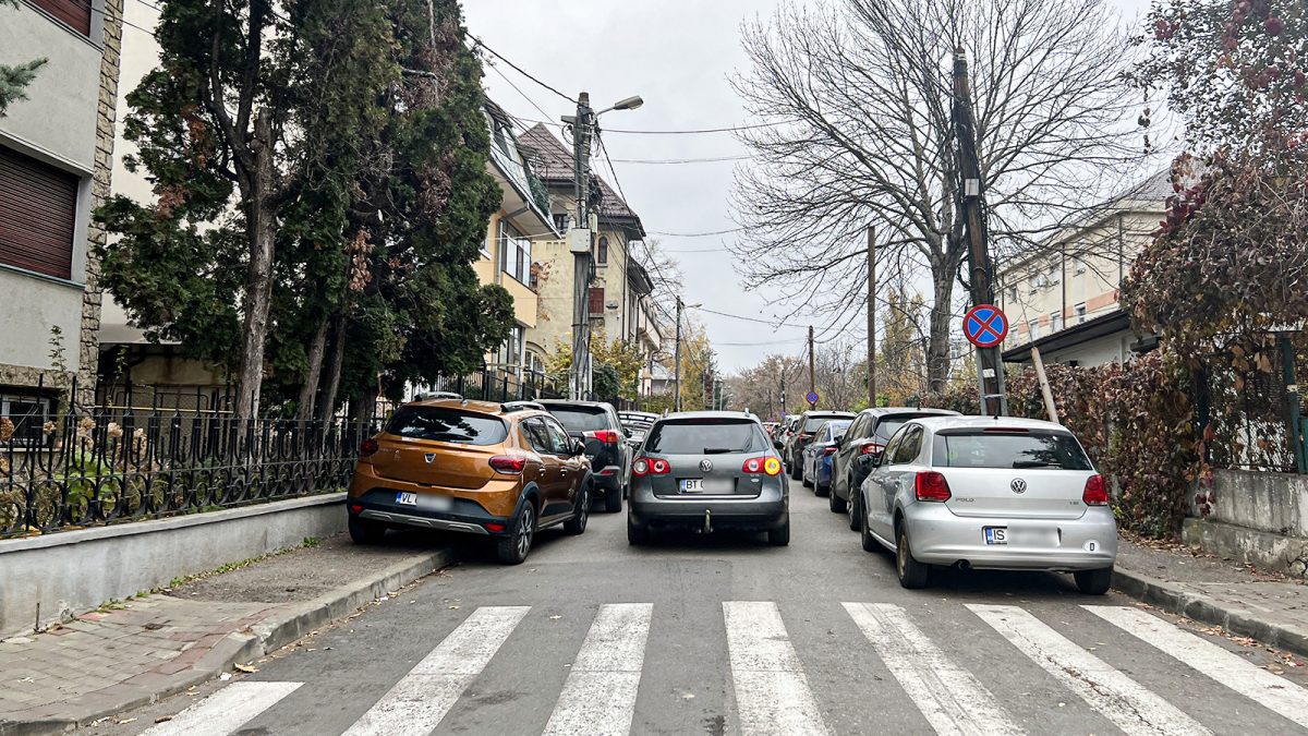 Elevii de la Liceul de Informatică din Iași își parchează mașinile în fața vilelor de lângă școală, scoțându-i din nervi pe locatari: „Nu ai cum să ieși din curte”