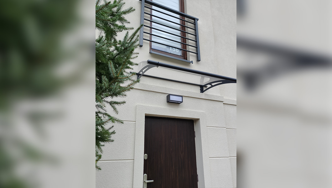 Protejarea casei de intemperii: Soluții pentru un confort sporit pe terasă și la intrare