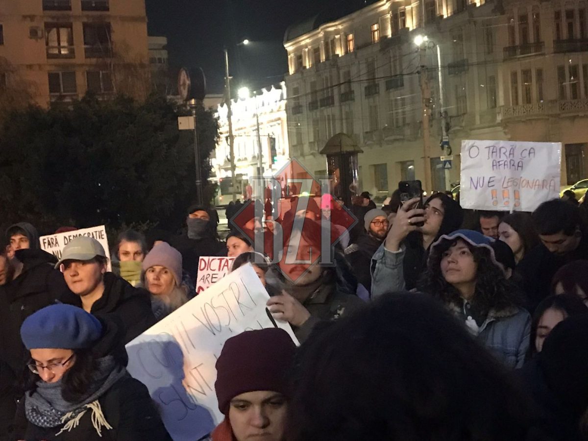 O adunătură de tineri, băieți pe tocuri și în fuste, trimiși de USR și Lasconi în Piața Unirii din Iași! Susținătorii LGBTQIA+ au ieșit în stradă
