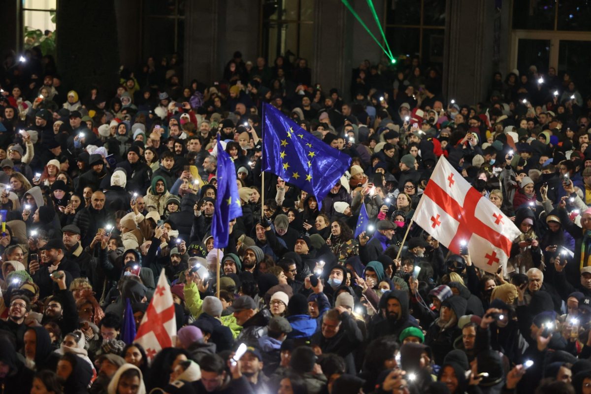 Poliția din Georgia a pus tunurile de apă pe protestatarii care manifestau în apropierea Parlamentului