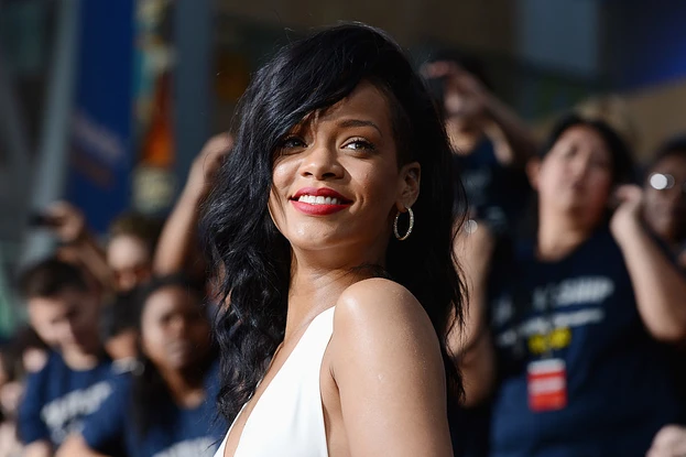 Rihanna, într-o fustă cu franjuri, transparentă și despicată de sus până jos. Și-a arătat și lenjeria intimă