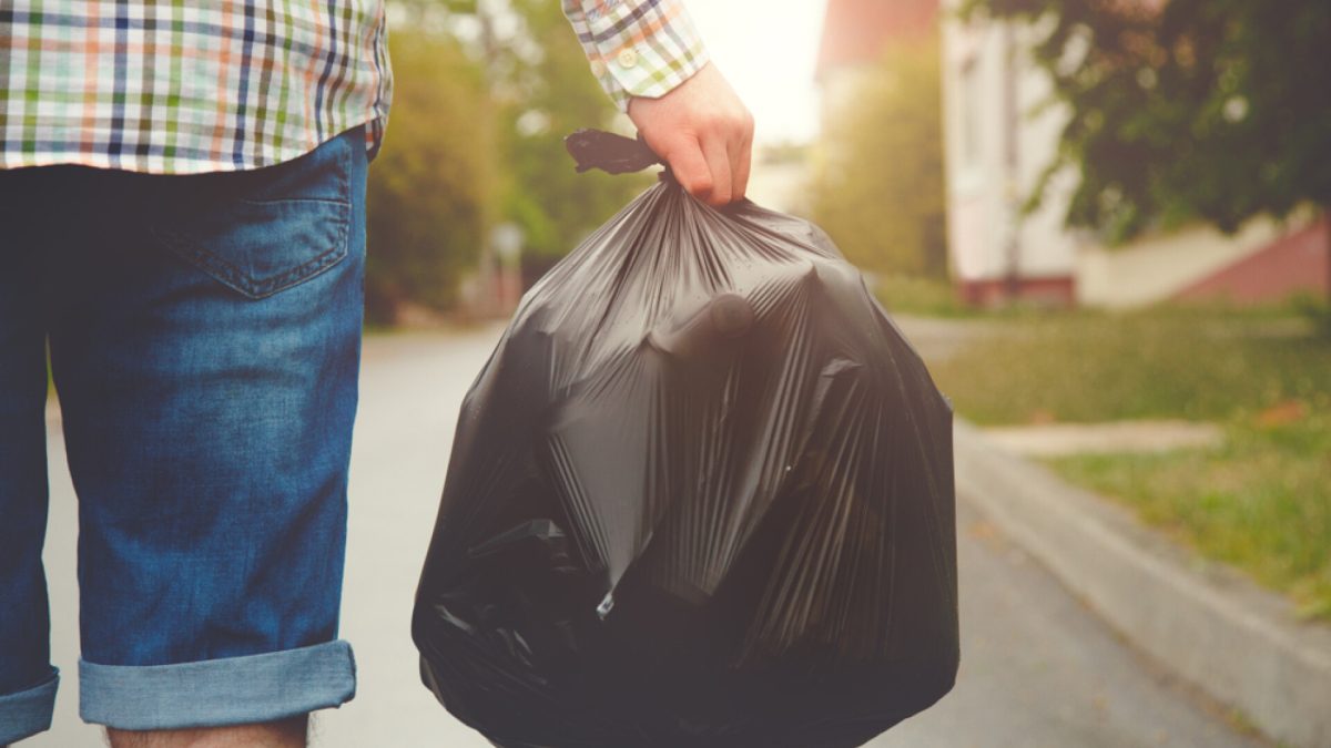 Românii care stau la bloc vor plăti în funcție de cât gunoi aruncă! Iată cum vor fi monitorizați cetățenii