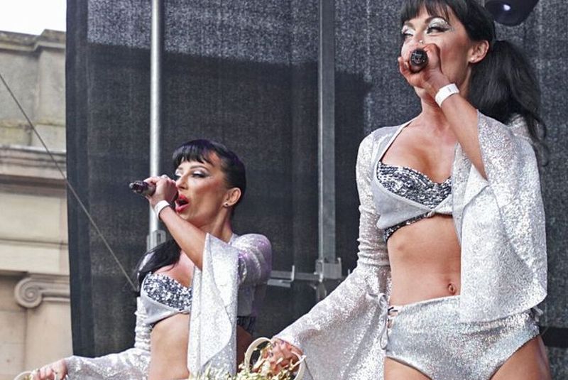 Au fost celebre pentru „Cheeky Song“, dar acum nu mai vor să fie recunoscute! Din ce au ajuns să facă bani surorile „Cheeky Girls”