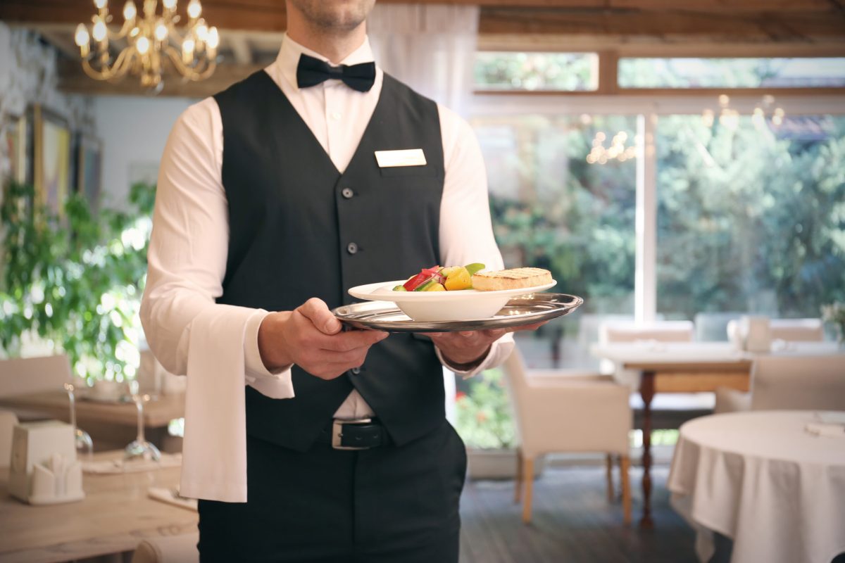 Salariul enorm pe care îl are un ospătar român în Franța! 500 de euro bacșiș