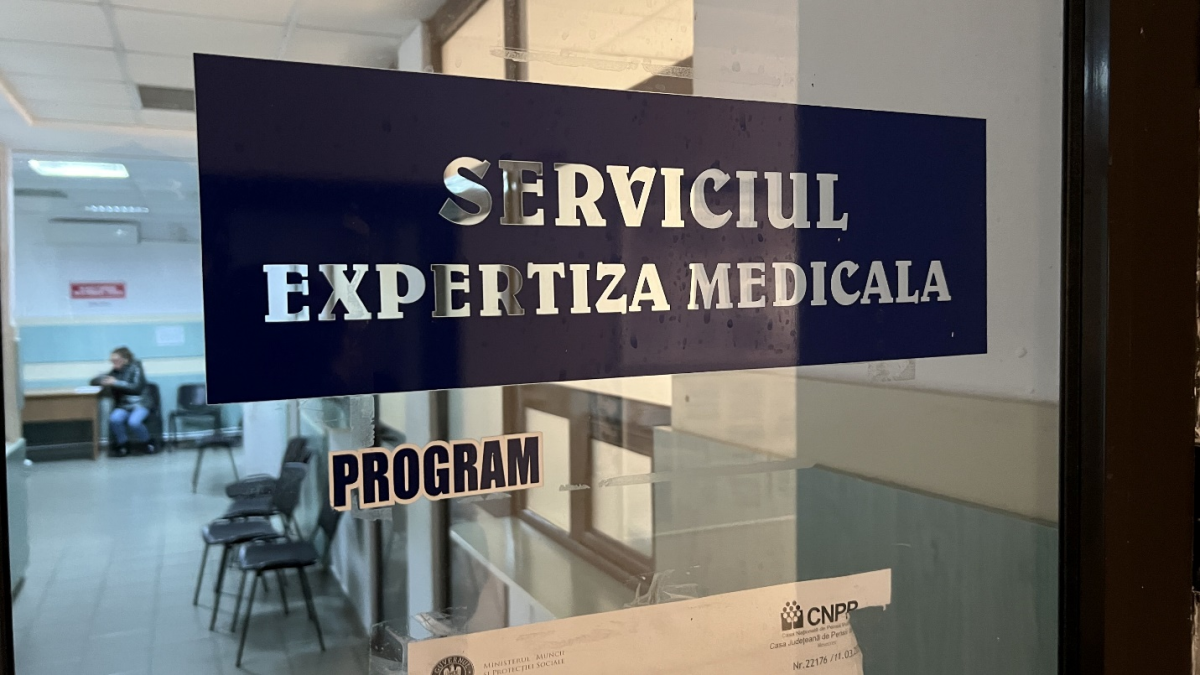 Scandal la Comisia de Expertiză Medicală, după ce bolnavii au stat la coadă mai bine de 3 ore pentru a ajunge în cabinetul medicului: „25 de persoane aveam programare la aceeași oră”