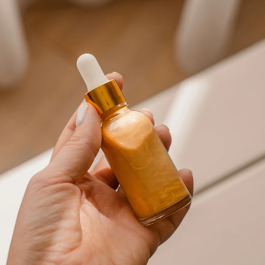 Cum să îți faci propriul sclipici de corp. Produsul care nu trebuie să lipsească din trusa ta