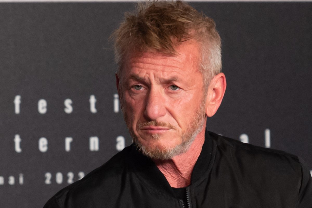 Celebrul actor în vârstă de 64 de ani, surprins cum își sărută cu pasiune noua iubită. Actrița din Republica Moldova are în jur de 30 de ani