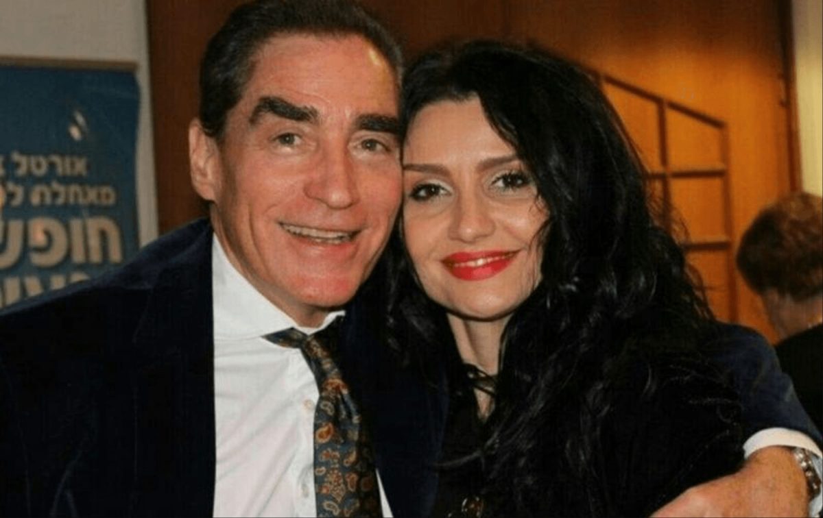 Petre Roman nu își mai vopsește părul dar tot nu își arată vârsta. Cum a fost surprins cu soția