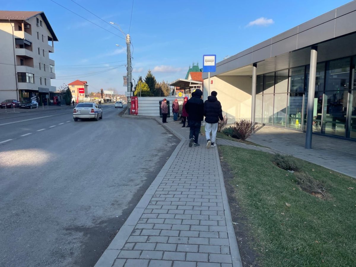 Un individ dubios a semănat teroare în Lunca Cetățuii. Mai multe minore au fost abordate în stațiile de autobuz: „Era foarte insistent, i-am zis să mă lase”