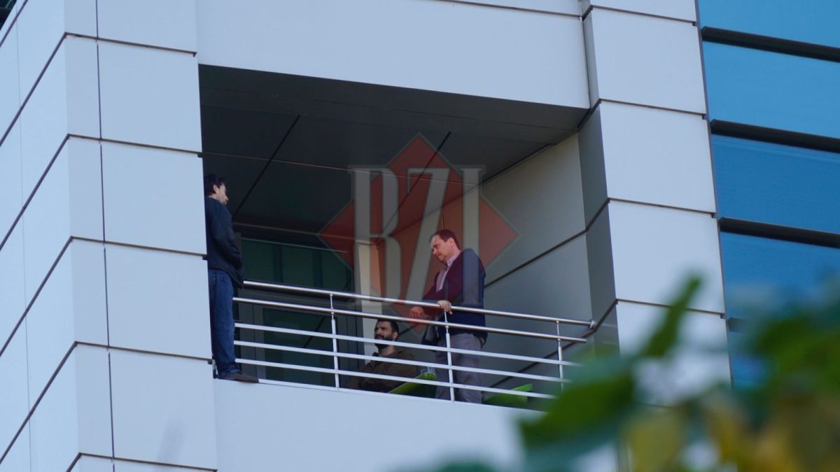 Tentativă de sinucidere la Iași! Un bărbat se află pe marginea balustradei la etajul 7 al unei clădiri de birouri -UPDATE