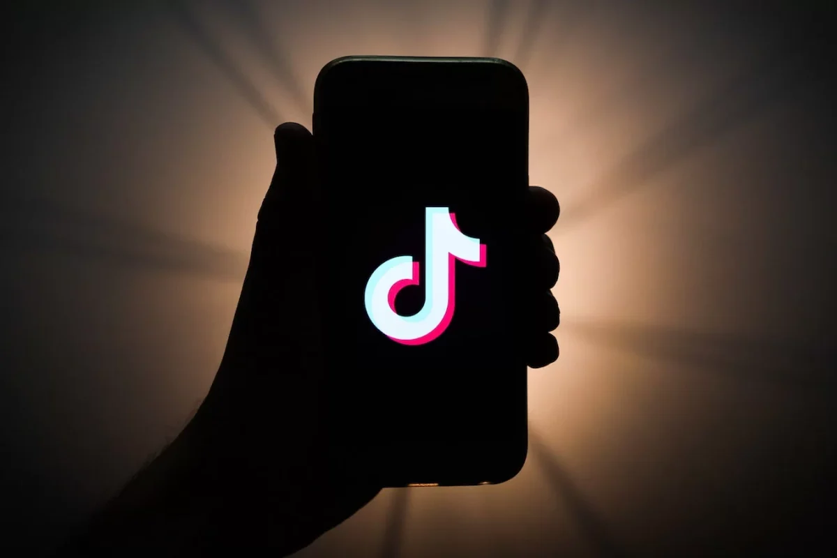 Provocarea de pe TikTok care face victime! Zeci de adolescente se automutilează