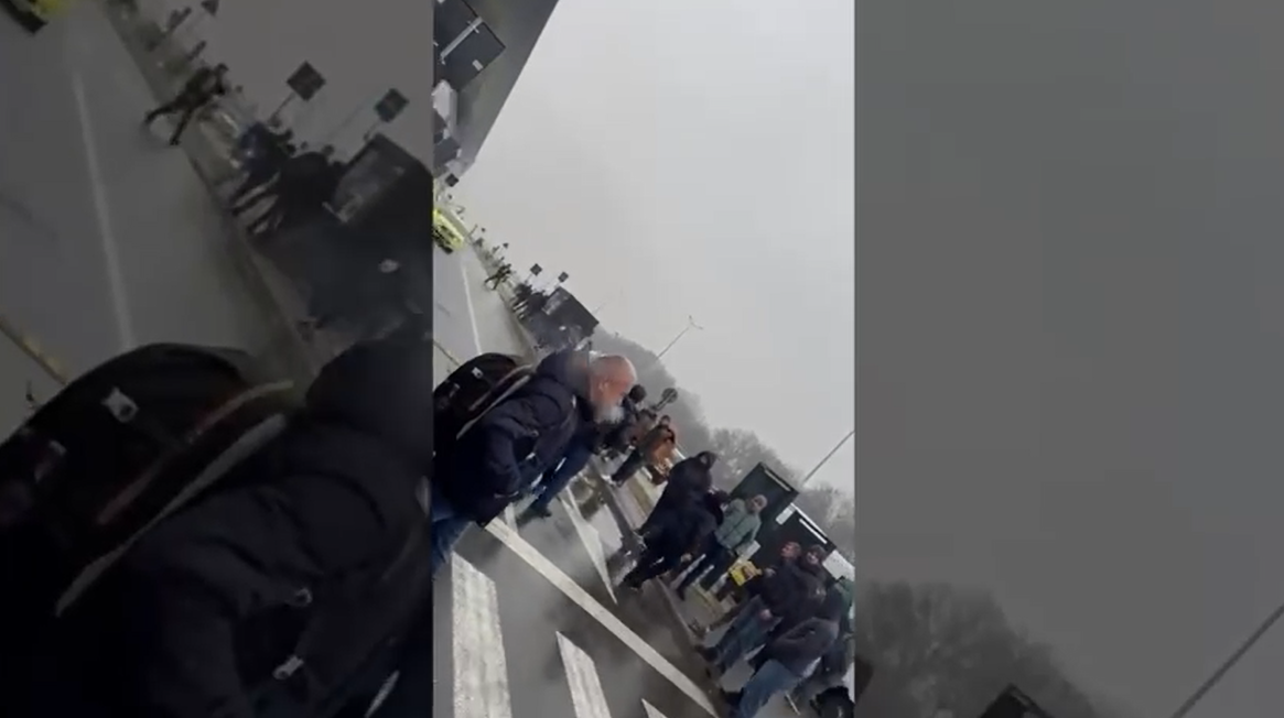 Haos la T4! Transportatorii ilegali creează din nou probleme la Aeroportul din Iași