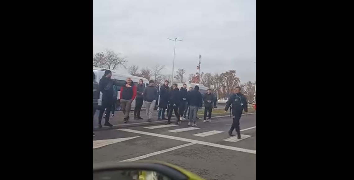 Transportatorii ilegali fac legea pe Aeroportul Internațional din Iași! Moldovenii agresează pasagerii și agenții de pază