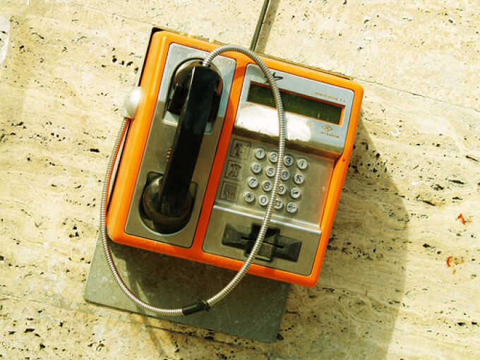 Vechile telefoane au revenit la modă! Cât au ajuns să coste