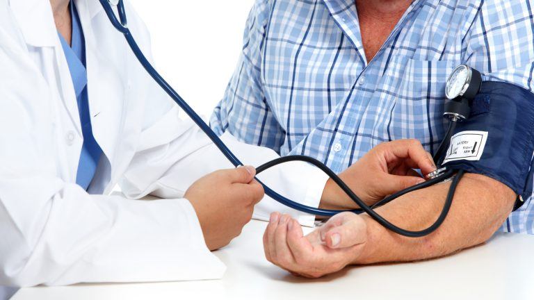 Iată câteva metode eficiente de a scădea tensiunea arterială rapid