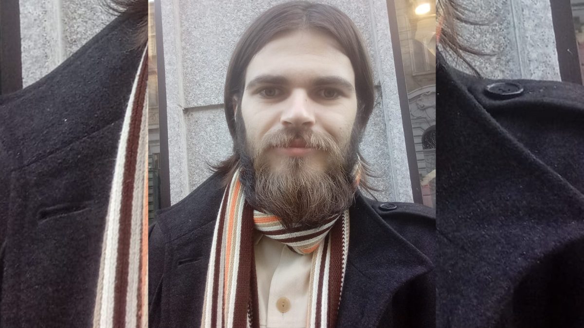 Marian Teslariu, un student din Iași, muncește cu ziua pentru a-și ajuta mama și fratele bolnavi! Sunt zile când nu reușește să ajungă la facultate din lipsa banilor: „Doar uniți și având grijă unul de celălalt vom trece și prin aceste încercări”