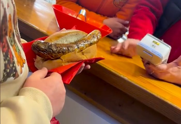 Au plătit 3.700 de lei pentru doi hotdogi, la un Târg de Crăciun! „Sunt cei mai scumpi din viața mea!”