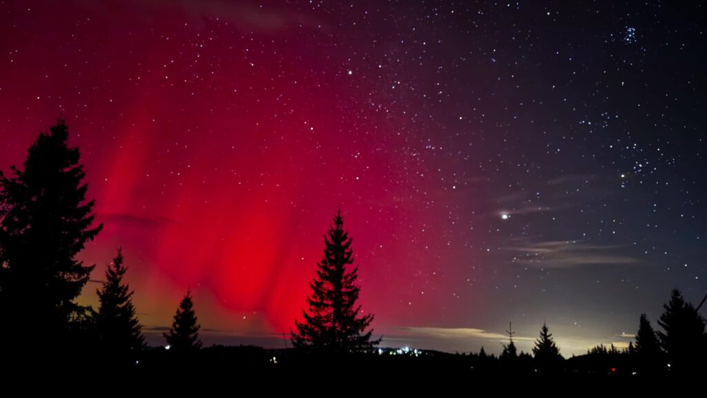 De ce nu apare atât de des aurora boreală în România? Află cum se formează acest spectacol pe cer