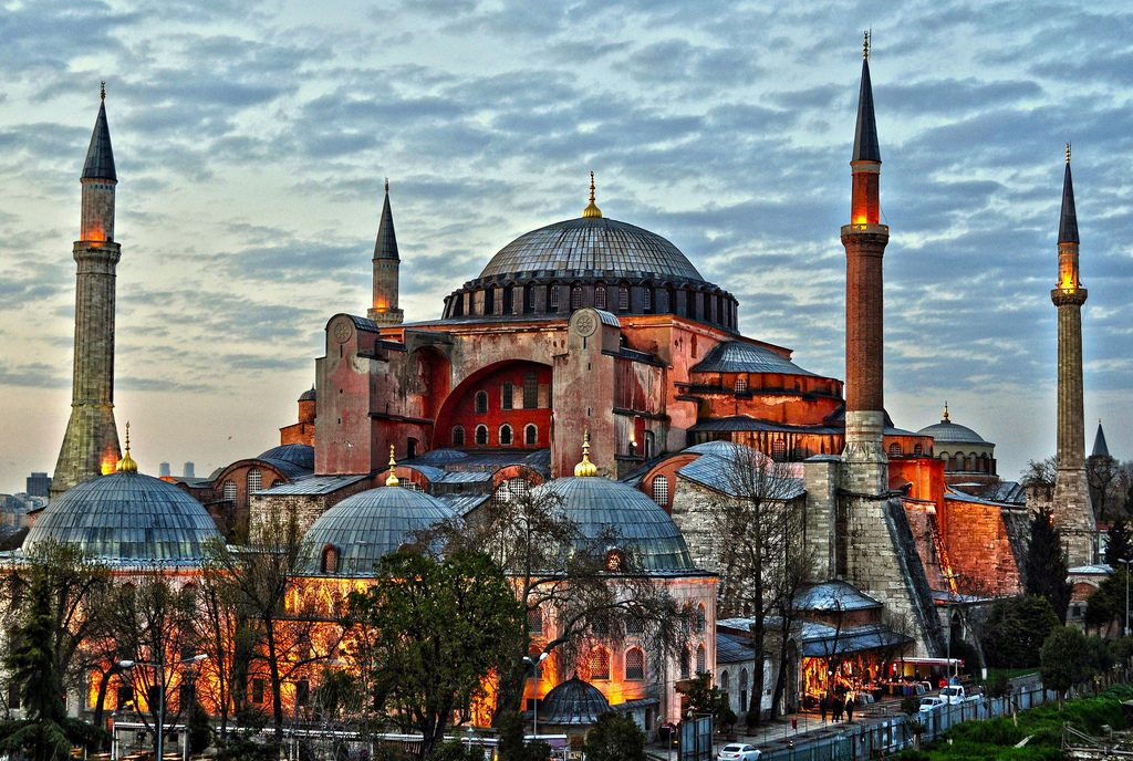 Catedrala Sfânta Sofia din Constantinopol, actualul Istanbul, considerată a opta minune a lumii antice târzii