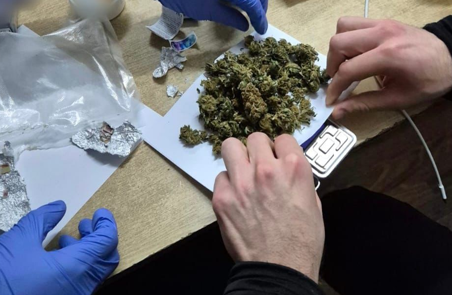 Tânăr de 23 de ani reținut pentru trafic de droguri în Iași. Individul a fost prins în flagrant cu canabis și timbre LSD