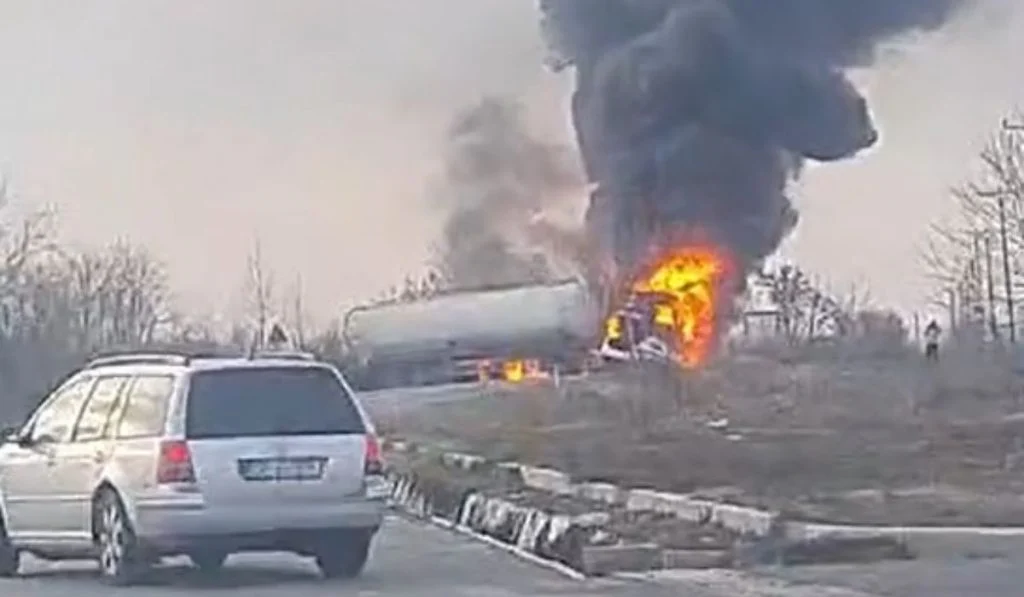 Tragedie pe DN 72: Cisterna cu GPL în flăcări amenință siguranța zonei, traficul complet blocat, populația avertizată prin RO-Alert