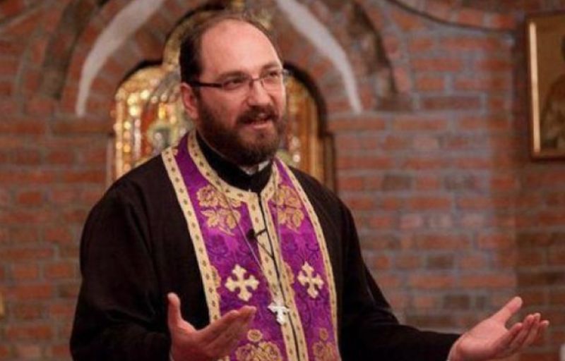 Părintele Constantin Necula, deranjat de bagatelizarea rolului colivei: „Până să inventăm ciocolata cu gust de colivă a trebuit să mâncăm doar colivă!”