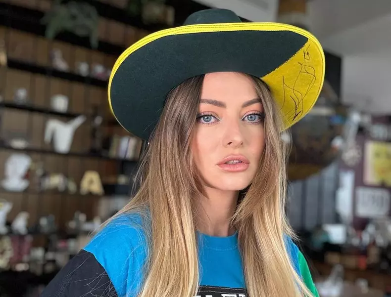 Delia uimește din nou! Apariție inedită într-un outfit controversat