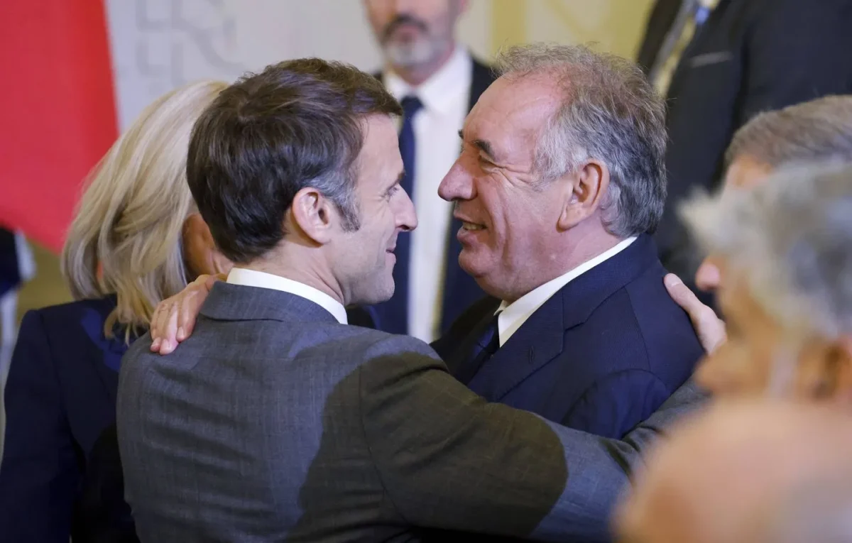 Criză politică profundă în Franța: Premierul demisionează, președintele Macron caută un nou lider