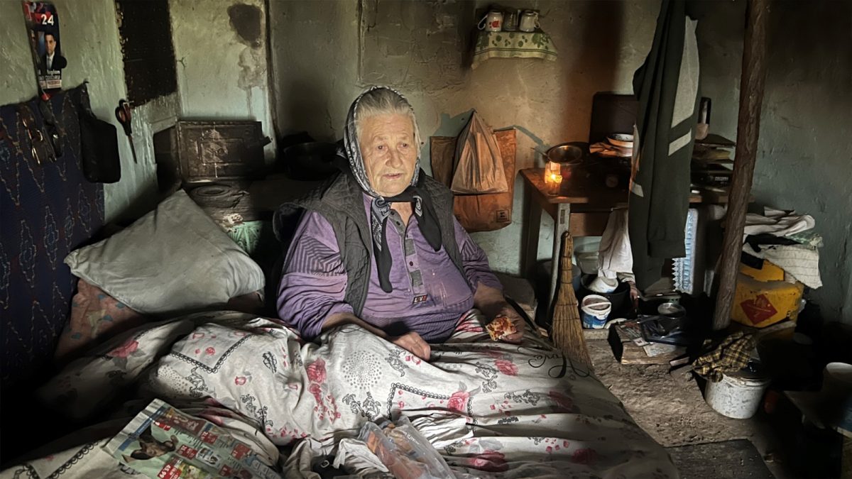 O bătrână imobilizată la pat, din Iași, trăiește pe întuneric, într-o cameră care aproape se dărâmă: „De Crăciun, îmi doresc doar să mor, să nu mai chinui nici pe alții și nici pe mine”