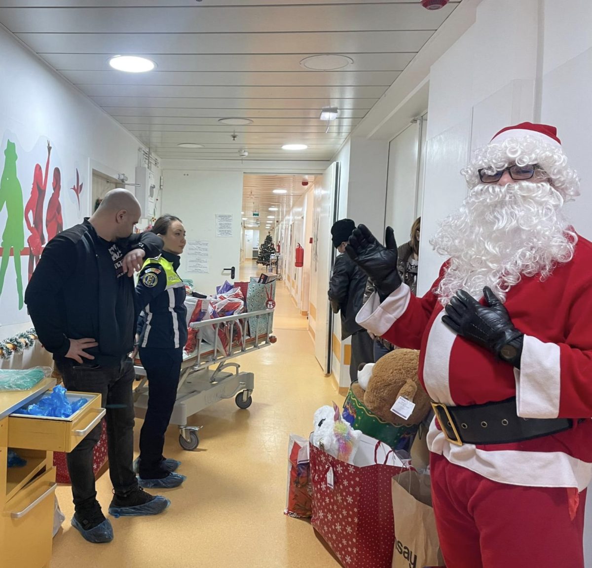 Polițiștii de la Secția 4 au adus magia Crăciunului la Spitalul Clinic de Urgență pentru Copii „Sfânta Maria”