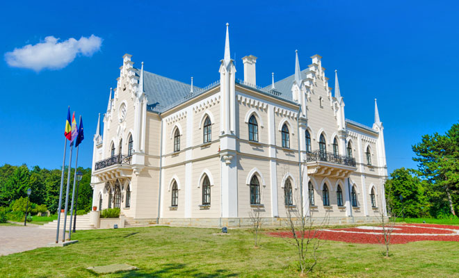 „Costumul Popular – simbol al identității naționale”, o expoziție de excepție la Palatul „Alexandru Ioan Cuza” din Ruginoasa