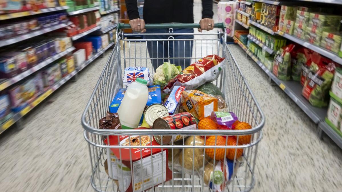 Alertă! Produsele de bază pentru români se scumpesc masiv chiar de Sărbători