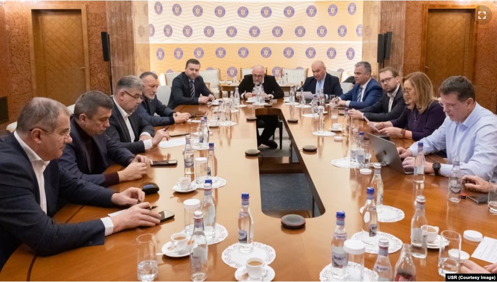 Români, treziți-vă! Trădătorii din PSD-PNL-USR-UDMR negociază Guvernul de 35 de ani incoace! Vor să-și împartă între ei ciolanul, iar voi să faceți în continuare foamea