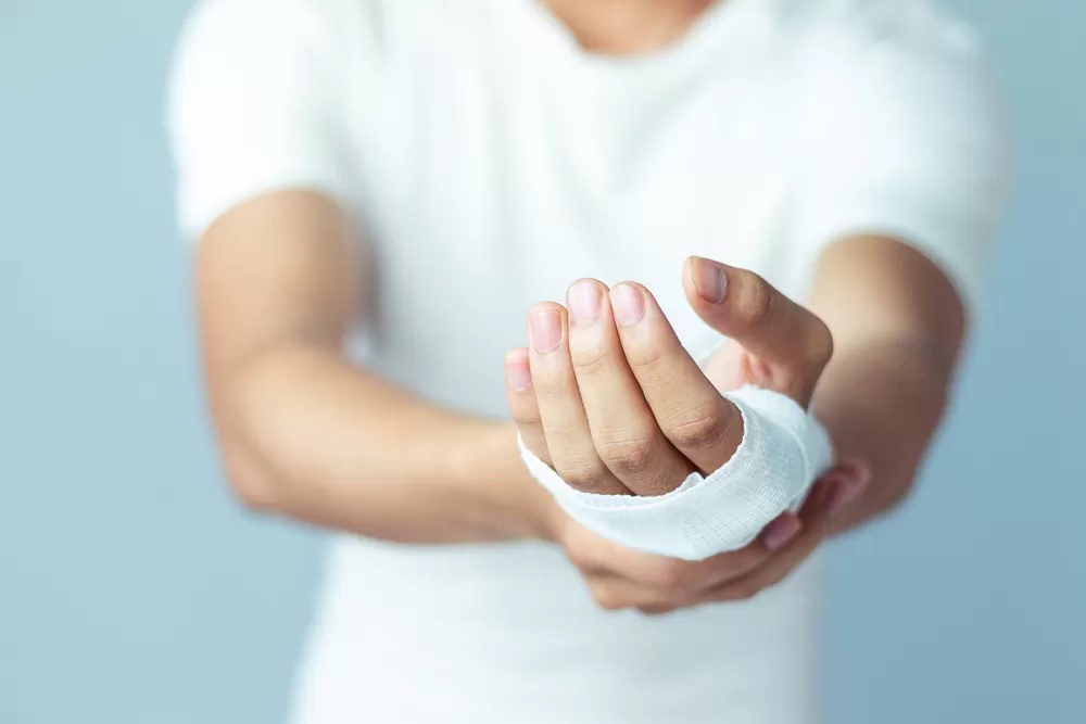 În cât timp se vindecă tăieturile de pe mână? Bolile care se pot ascunde în spatele unor răni care trec greu