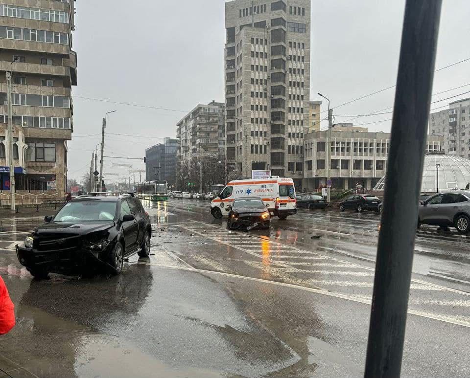 Accident rutier în municipiul Iași! Două autoturisme au intrat în coliziune – UPDATE