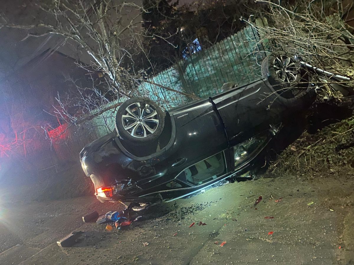 Accident rutier în municipiul Iași! Un autoturism a ieșit în afara carosabilului și a intrat într-o conductă de gaz