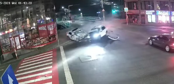 Arestare preventivă pentru tânărul care a lovit o mașină de poliție și a fugit de la locul accidentului în dimineața de Crăciun