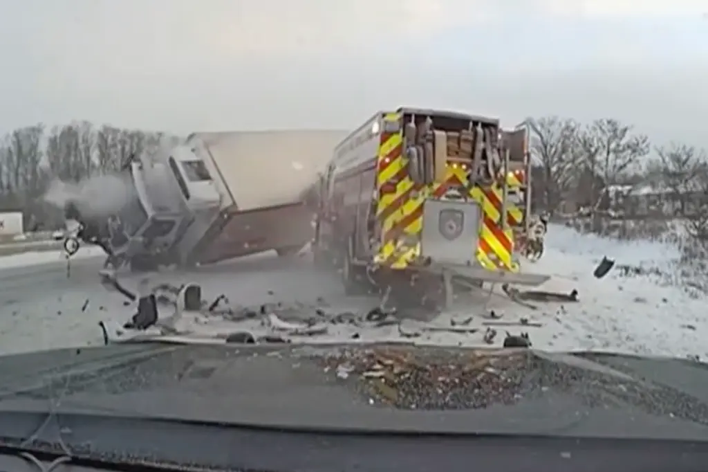 Accident teribil între un camion și o autospecială de intervenție a pompierilor