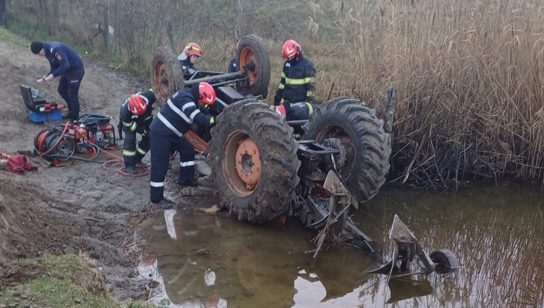 Un bărbat din Iași a decedat, după ce s-a răsturnat cu tractorul și a rămas blocat sub utilaj. Avea corpul zdrobit