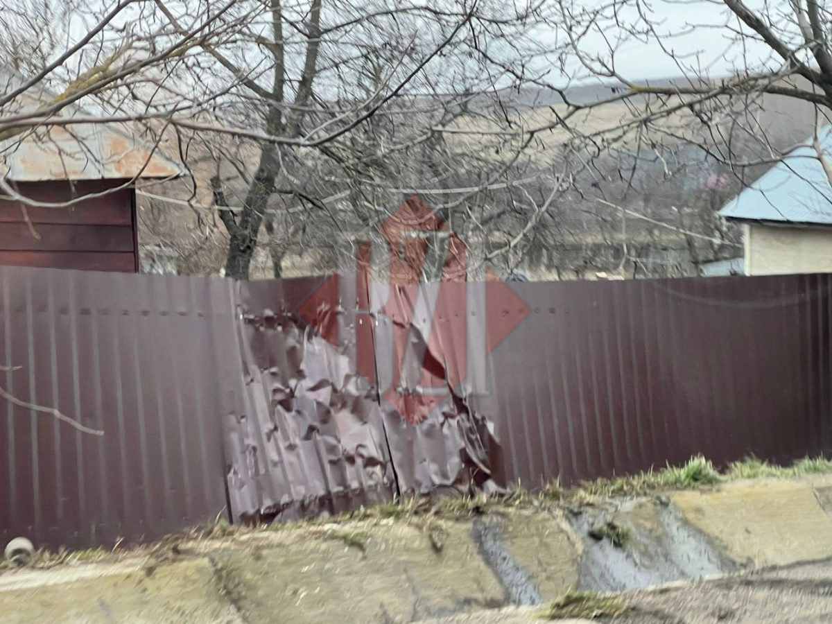Accident rutier la Iași! Un şofer a intrat cu maşina în gard după ce a pierdut controlul volanului