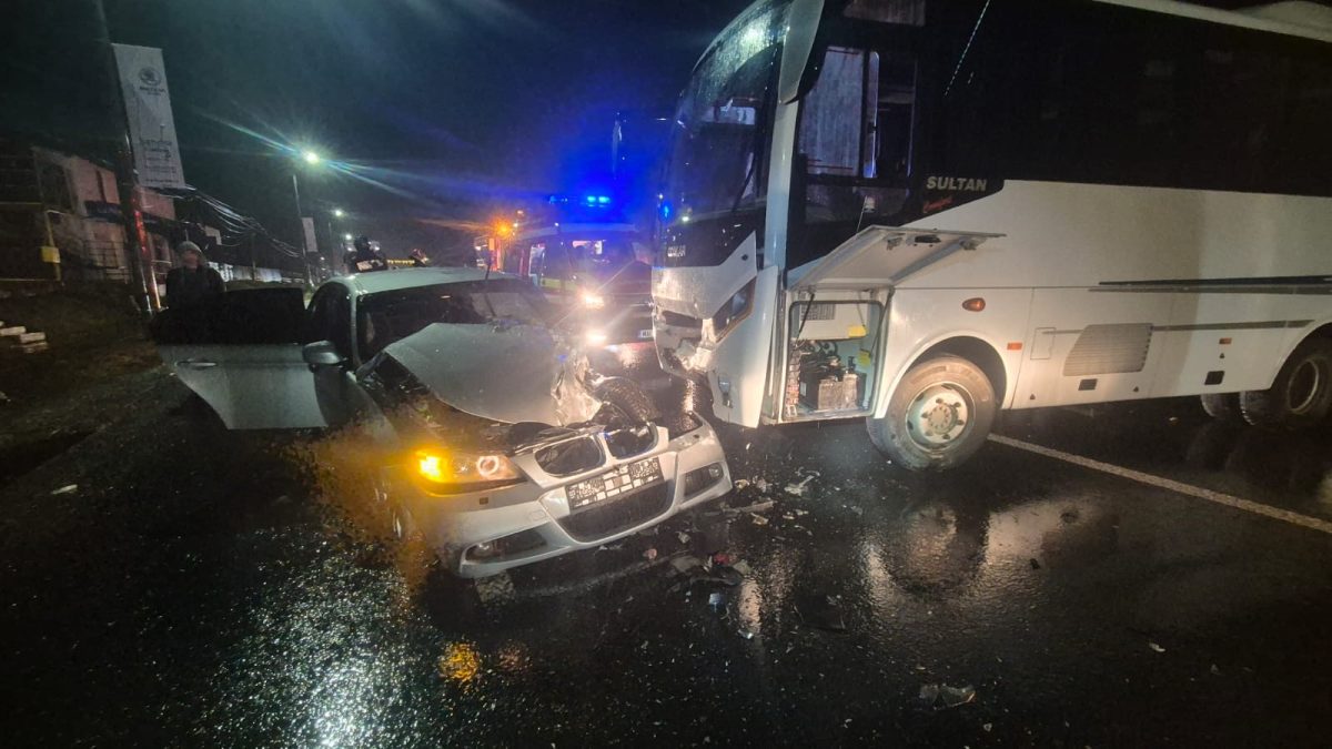 Accident rutier în județul Iași! Un microbuz și un autoturism au intrat în coliziune