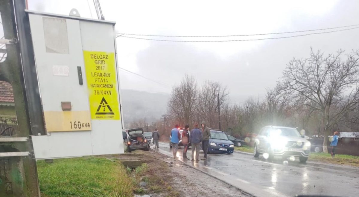 Accident rutier în Răducăneni. Două autoturisme au fost implicate