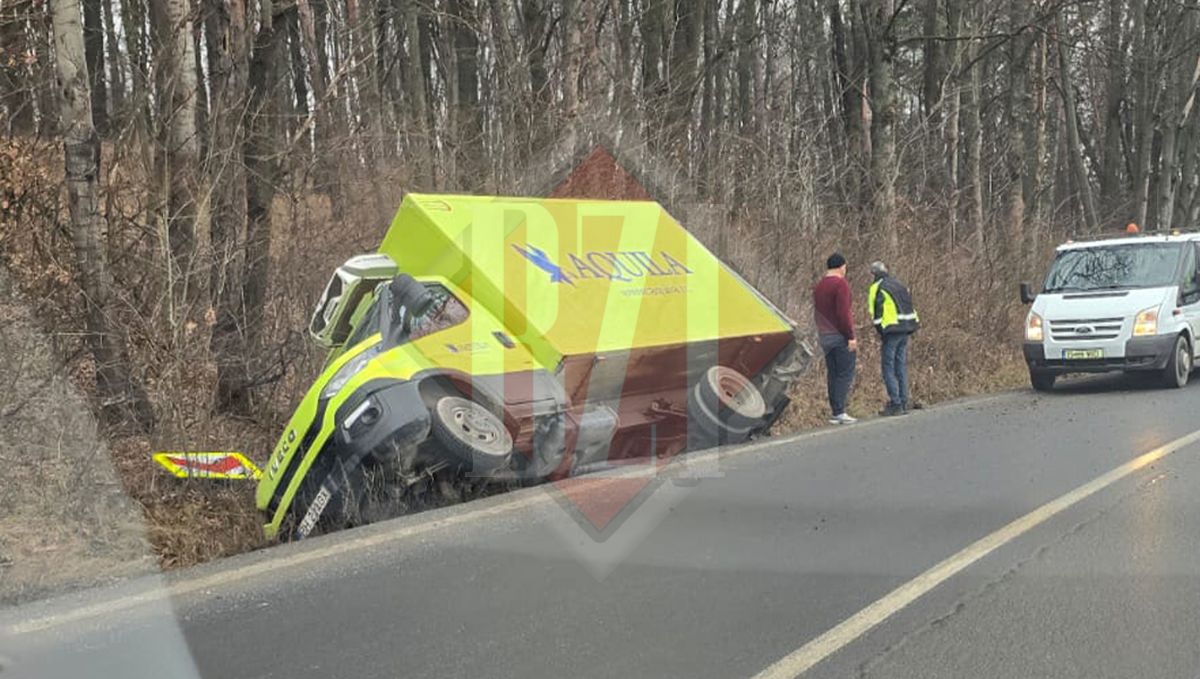 Accident rutier în Bucium! O autoutilitară a derapat și a ajuns în șanț