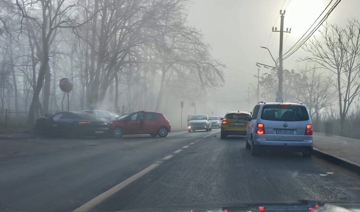 Un Porsche a fost făcut praf în Copou! Trei autoturisme sunt implicate în accidentul rutier